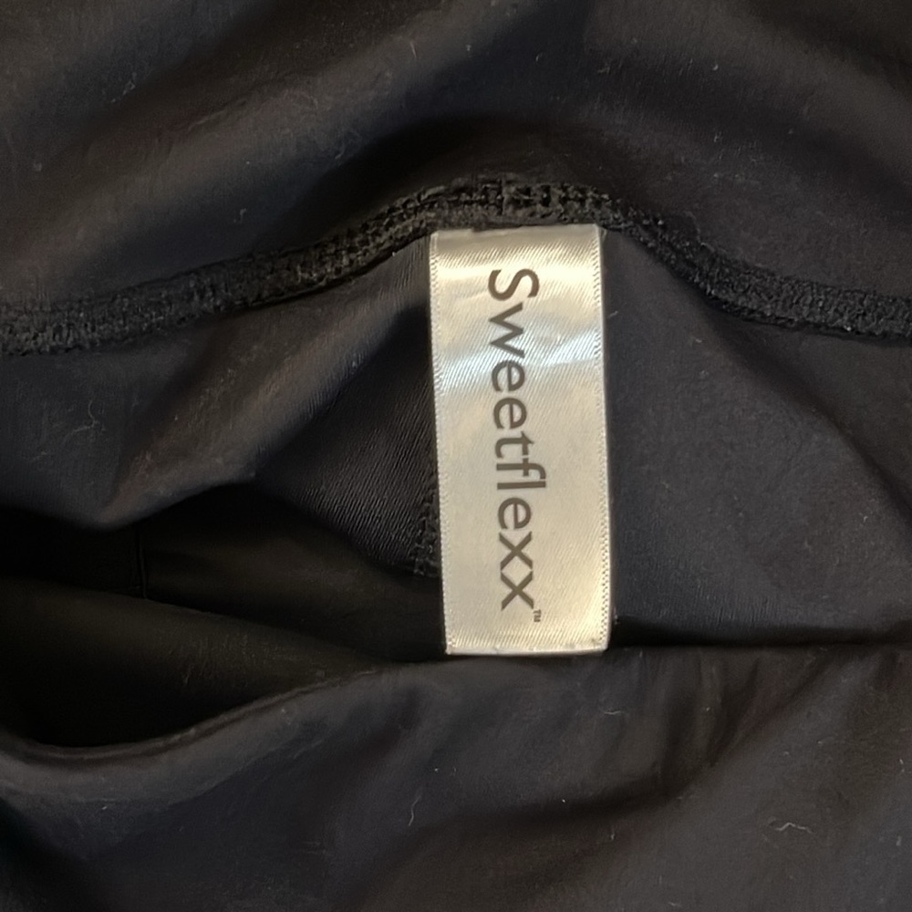 Sweetflexx Black Capris + Pockets | Hi-Rise | Resistance Leggings, Size 8 - Picture 9 of 10